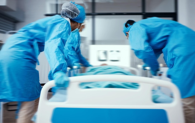 Photo opération d'urgence et hôpital avec un médecin et une équipe se précipitant vers une salle d'opération avec un patient assurance infirmière et soins de santé avec un groupe médical se préparant pour une chirurgie vitale