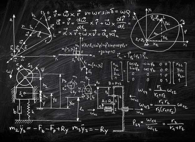 Opérations et formules écrites à la main sur un tableau à craie