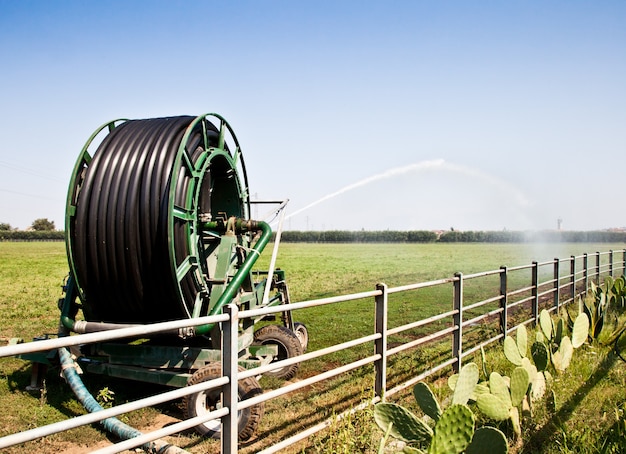 Opérations d'irrigation dans le pays italien pendant une journée ensoleillée