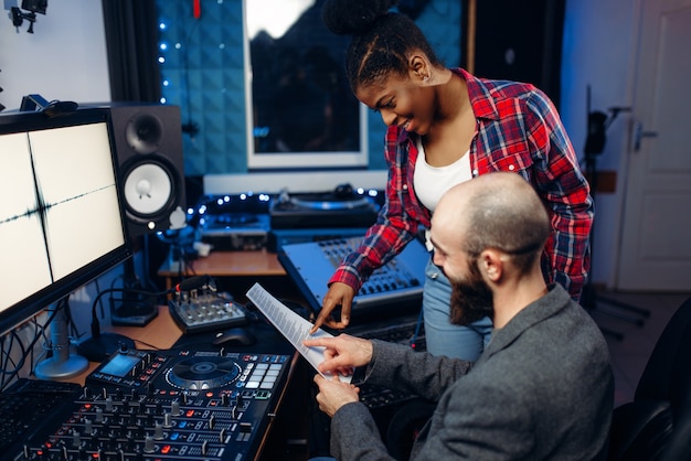 Opératrice sonore et chanteuse, studio d'enregistrement