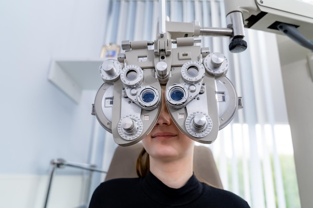 Ophtalmologie diagnostique de la vue du patient Équipement de correction oculaire