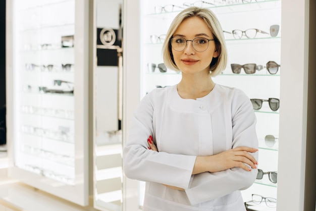 Une ophtalmologiste au magasin d'optique aide à choisir des lunettes