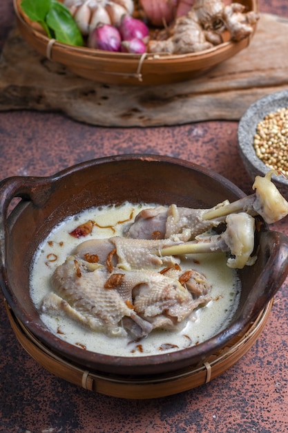 Opor ayam ou poulet au curry blanc cuisine indonésienne traditionnelle