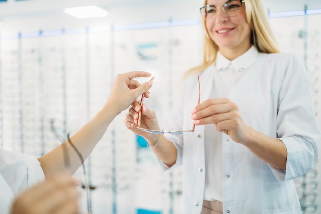 Opticien Féminin Et Client Shooses Des Lunettes