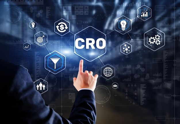 Optimisation du taux de conversion CRO Concept de technologie financière Homme d'affaires appuyant sur un écran virtuel
