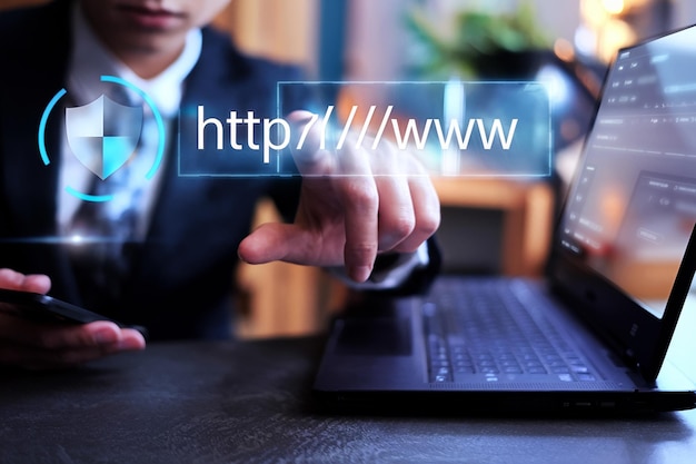 Optimisation des moteurs de recherche SEO L'homme touchant la barre de recherche sur l'écran virtuel Recherche Navigation sur Internet