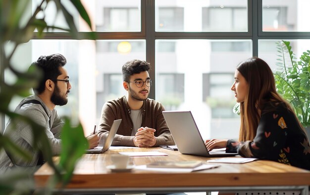 Optimiser le travail d'équipe Les professionnels des affaires et les développeurs collaborent pour le succès