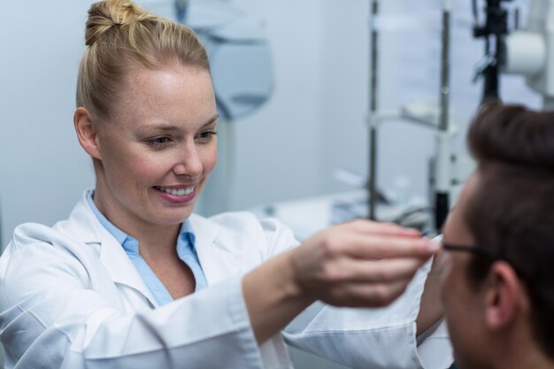 Optométriste prescrivant des lunettes au patient