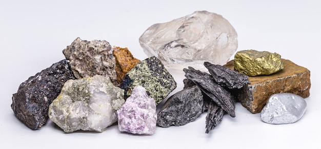 Or, argent, diamants bruts, bauxite, pyrolusite, galène, pyrite, chromite, lépidolite, chalcopyrite. Collection de pierres extraites au Brésil, minéralogie, richesse minérale brésilienne