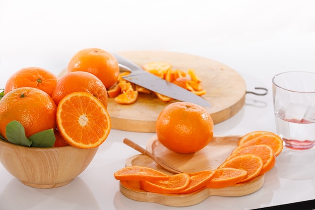 or orange est placé dans une table en bois sur blanc