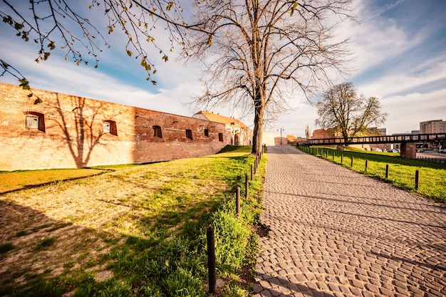 Oradea Roumanie avec forteresse également connue sous le nom de Nagyvarad et en arrière-plan Catedrala Episcopala invierea Domnului Transylvanie occidentale en Roumanie