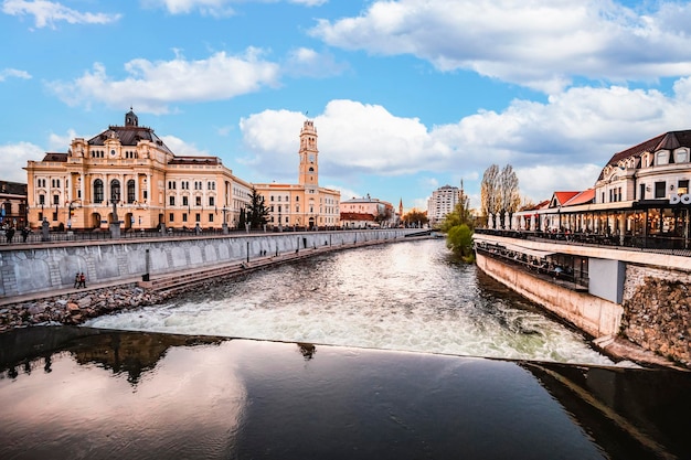 Photo oradea roumanie avec union square piata unirii la capitale de l'art nouveau transylvanie occidentale en roumanie ville culturelle historique en europe