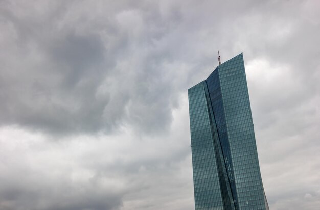 Orage sur la Banque centrale européenne ou BCE à Francfort