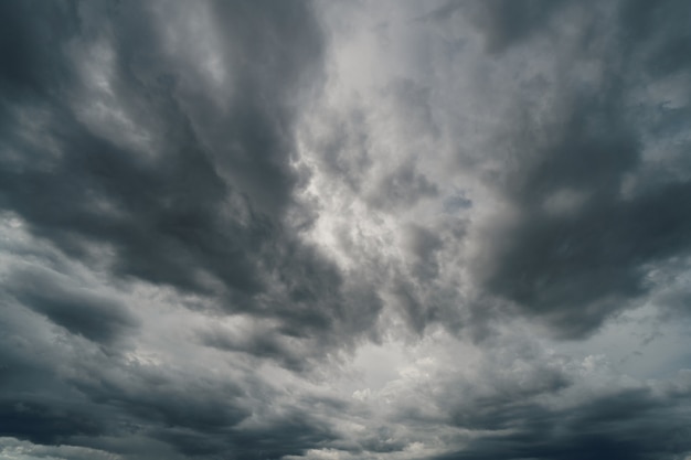 Orage dramatique des nuages ​​au ciel sombre