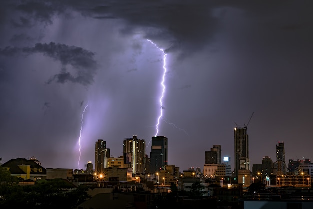 Orage éclair sur les toits de la ville la nuit à Bangkok, en Asie