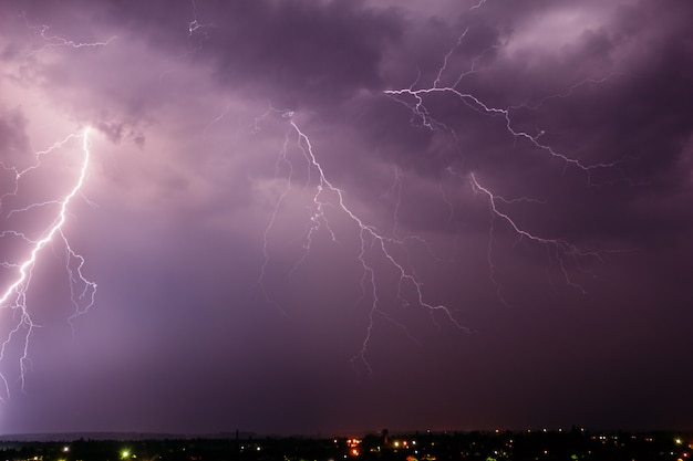 Orage avec éclairs dans le ciel au-dessus d&#39;une petite ville