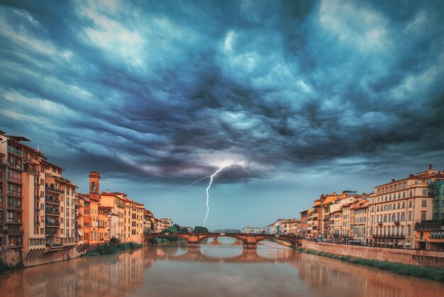 Orage sur le fleuve Arno à Florence