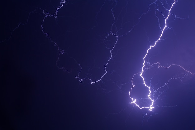 Orage sur la ville en lumière violette.