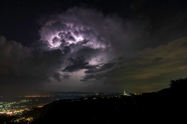 orage sur la ville de tha ton chiang mai