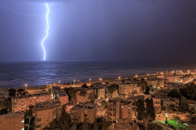 Photo orage violent et éclairs en mer à haïfa en janvier