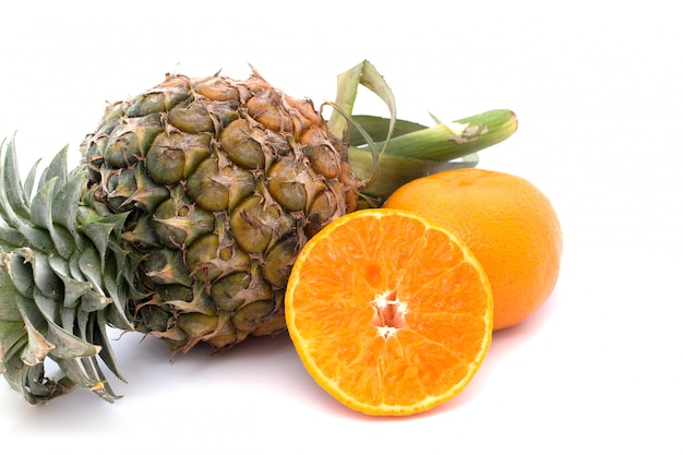 Orange et ananas sont placés sur un fond blanc