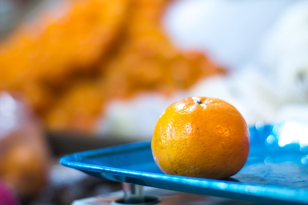 Une orange sur la balance