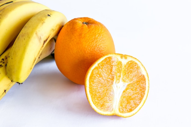 Orange et banane isolé sur fond blanc.