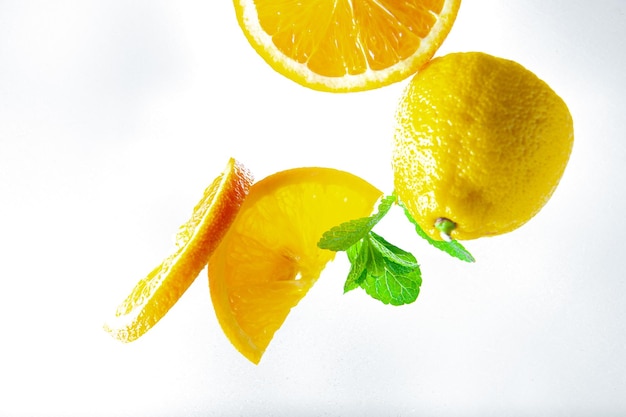 Orange citron et menthe sur fond clair vue de dessus et gros plan