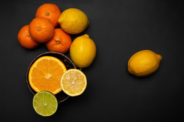 L'orange et le citron sont placés sur un fond noir