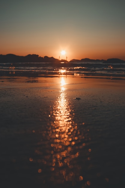 Orange coucher de soleil coloré avec deux pêcheurs