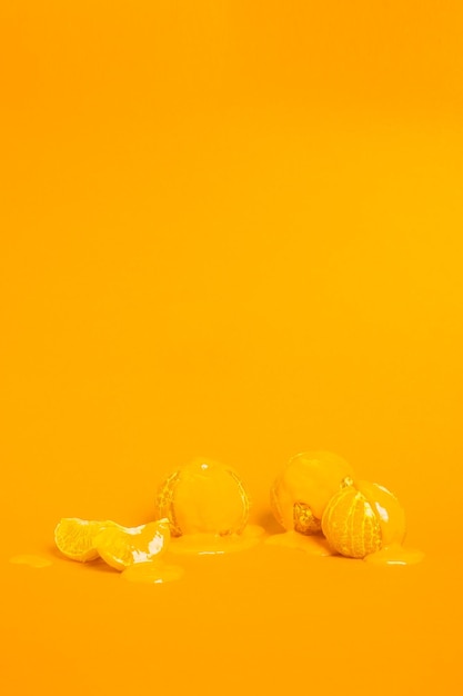 Orange avec de la crème sur un fond coloré