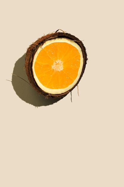 Orange dans une demi-noix de coco