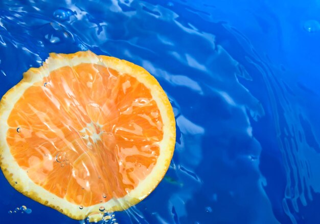 Orange dans l'eau bleue