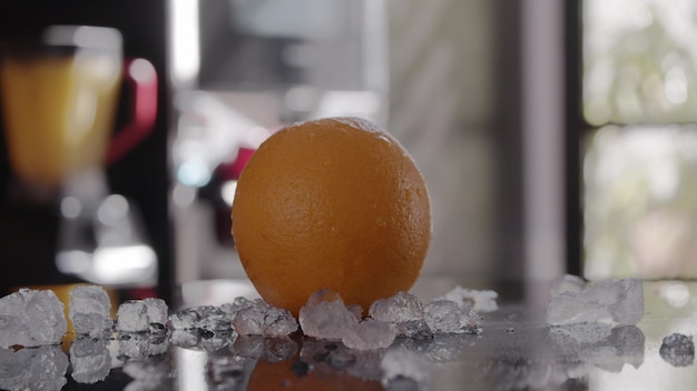 Une orange dans la glace