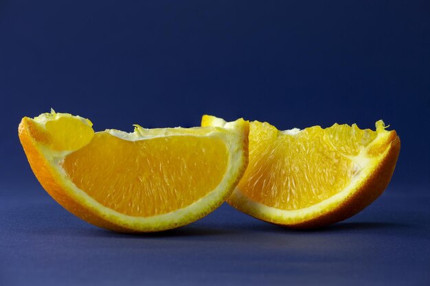 Une orange douce avec deux tranches à côté d'elle est un sujet photographie Orange fruit nature morte photo