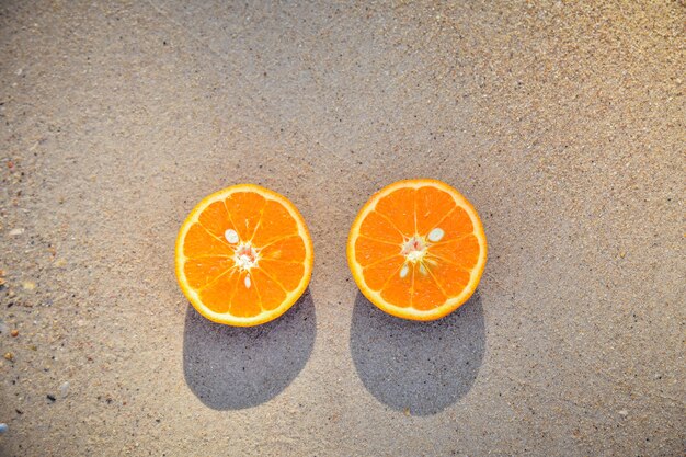 Orange est sur fond de vue mer plage, concept de vacances d&#39;été