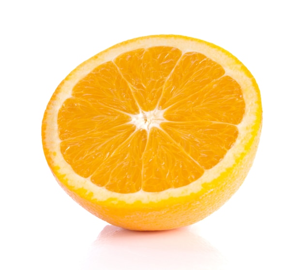 Orange sur fond blanc.