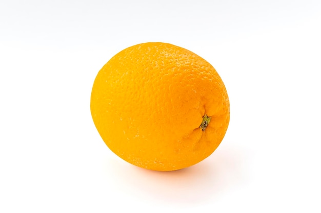 Une orange sur fond blanc