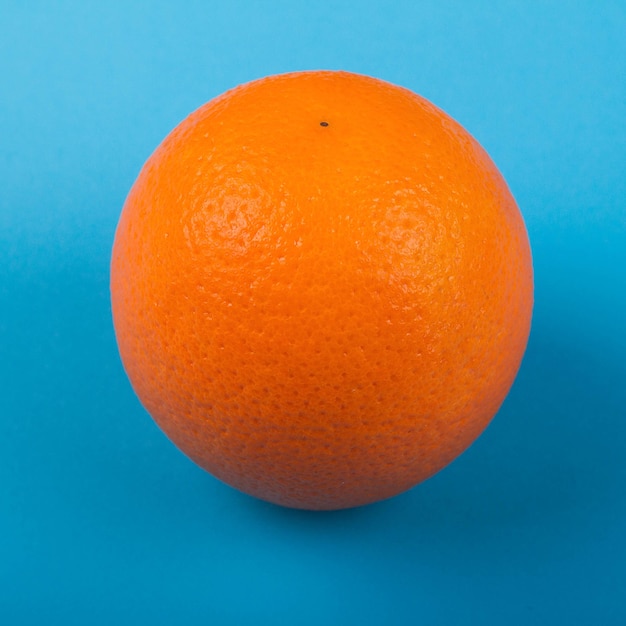 Orange sur fond bleu