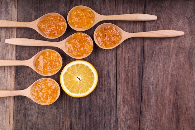 Orange fraîche avec de la confiture d'orange