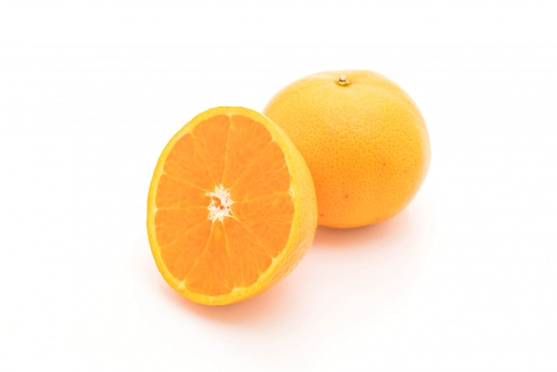 orange fraîche sur fond blanc