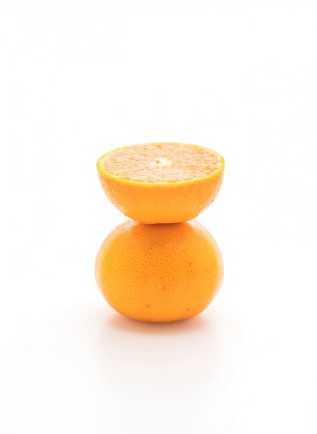 orange fraîche sur fond blanc