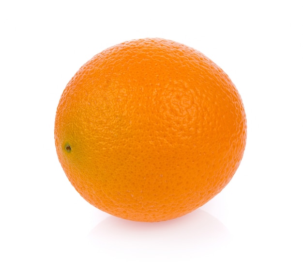 Orange fraîche isolée sur une surface blanche