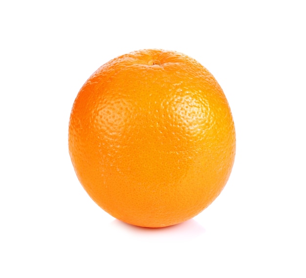 Orange fraîche mûre sur fond blanc.