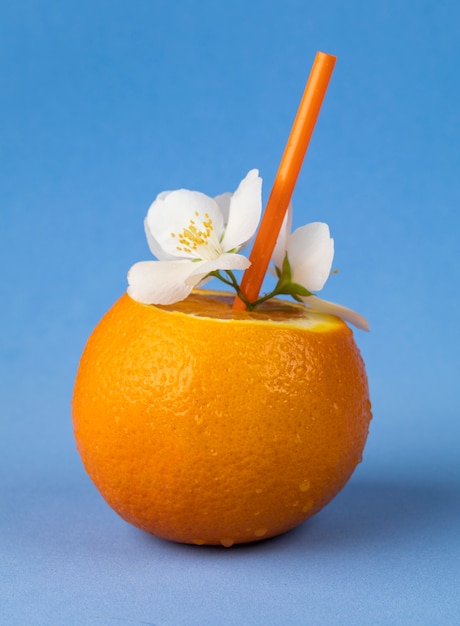 Une orange fraîche prête à boire