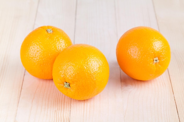 Orange fraîche sur table en bois