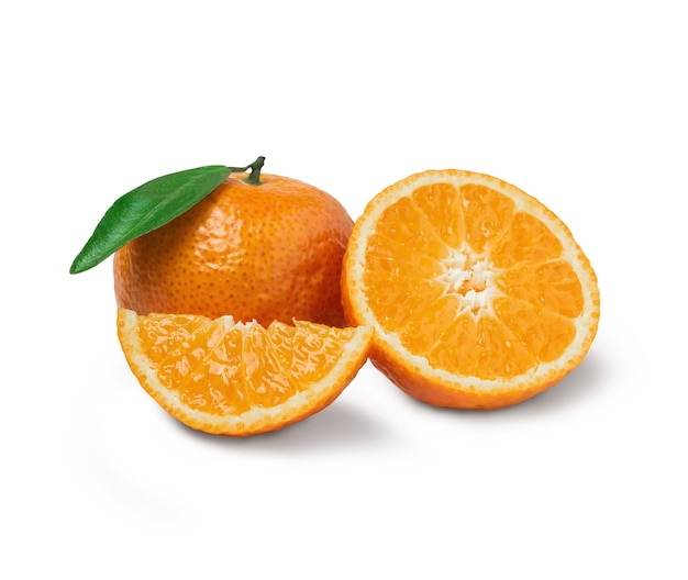 Orange fraîche avec des tranches d'orange et des feuilles isolées sur fond blanc. Orange avec un tracé de détourage.