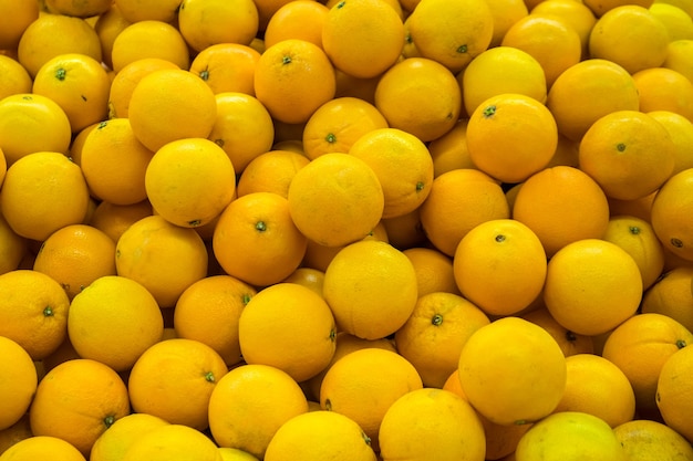 Orange fraîche à vendre sur le marché. Produit agricole et fruitier.