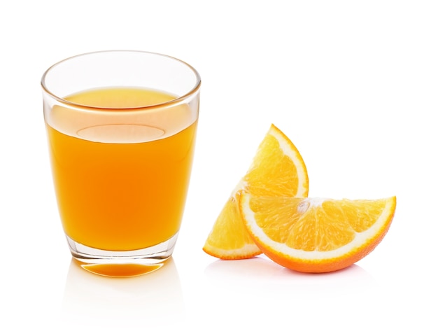 Photo orange fraîche et verre avec du jus sur fond blanc.