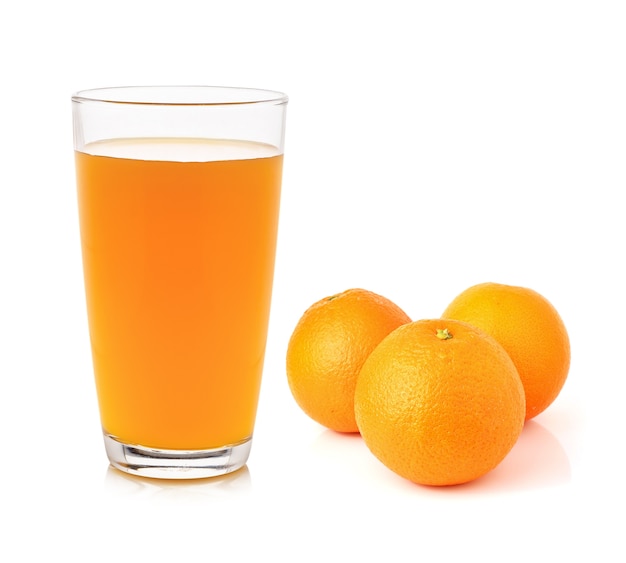 Orange fraîche et verre avec du jus